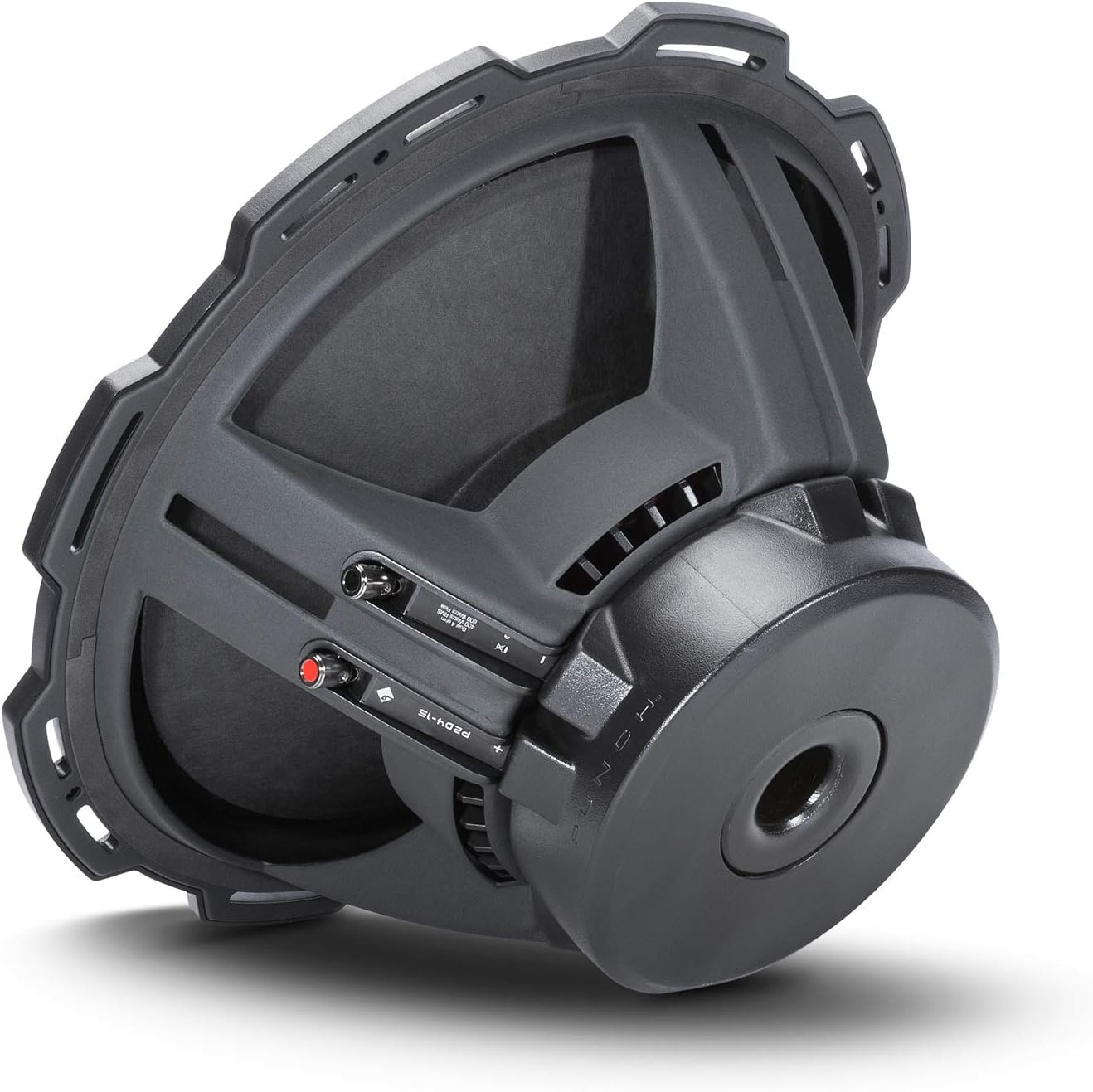 Ein schwarzer Subwoofer, der abgewinkelt ist und die Lautsprechermembran, den Rahmen und die Rückseite zeigt. Merkmale sind ein schwarzes, rundes Gehäuse und Anschlussklemmen.