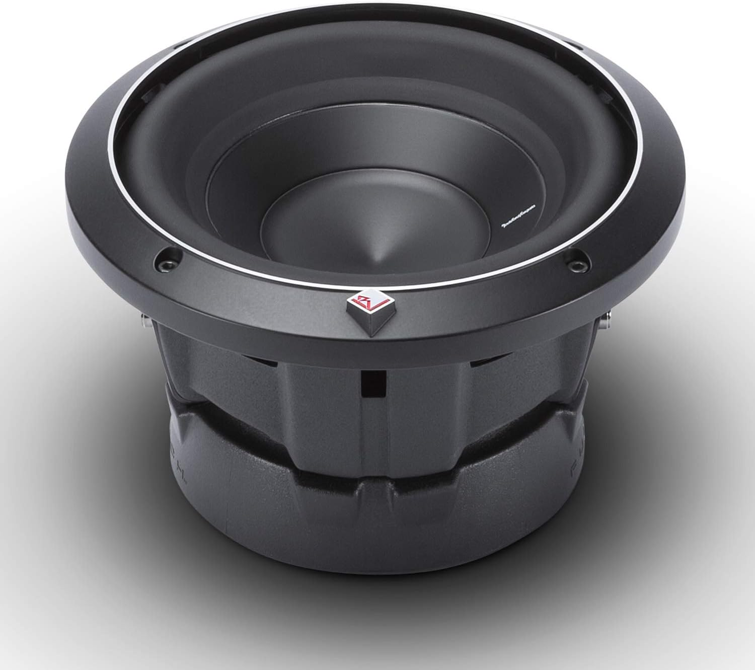 Ein schwarzer Subwoofer mit silberner Umrandung und einem Konus in der Mitte. Er hat ein Logo an der Seite und steht auf weißem Grund.