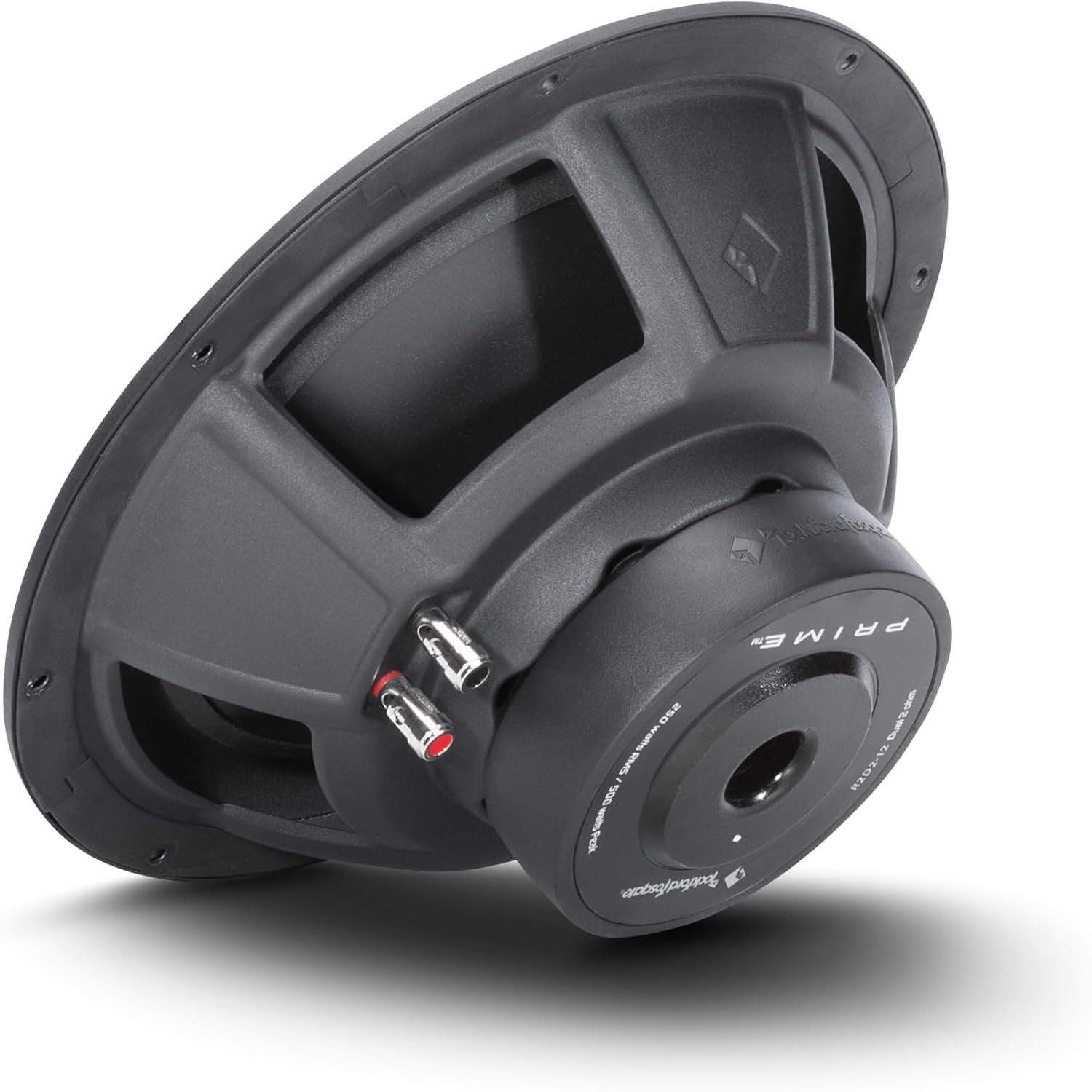 Ein schwarzer Subwoofer, abgewinkelt, mit dem Lautsprecher nach oben. Er hat silberne und rote Anschlüsse, mit dem Markennamen 'PRIME'.