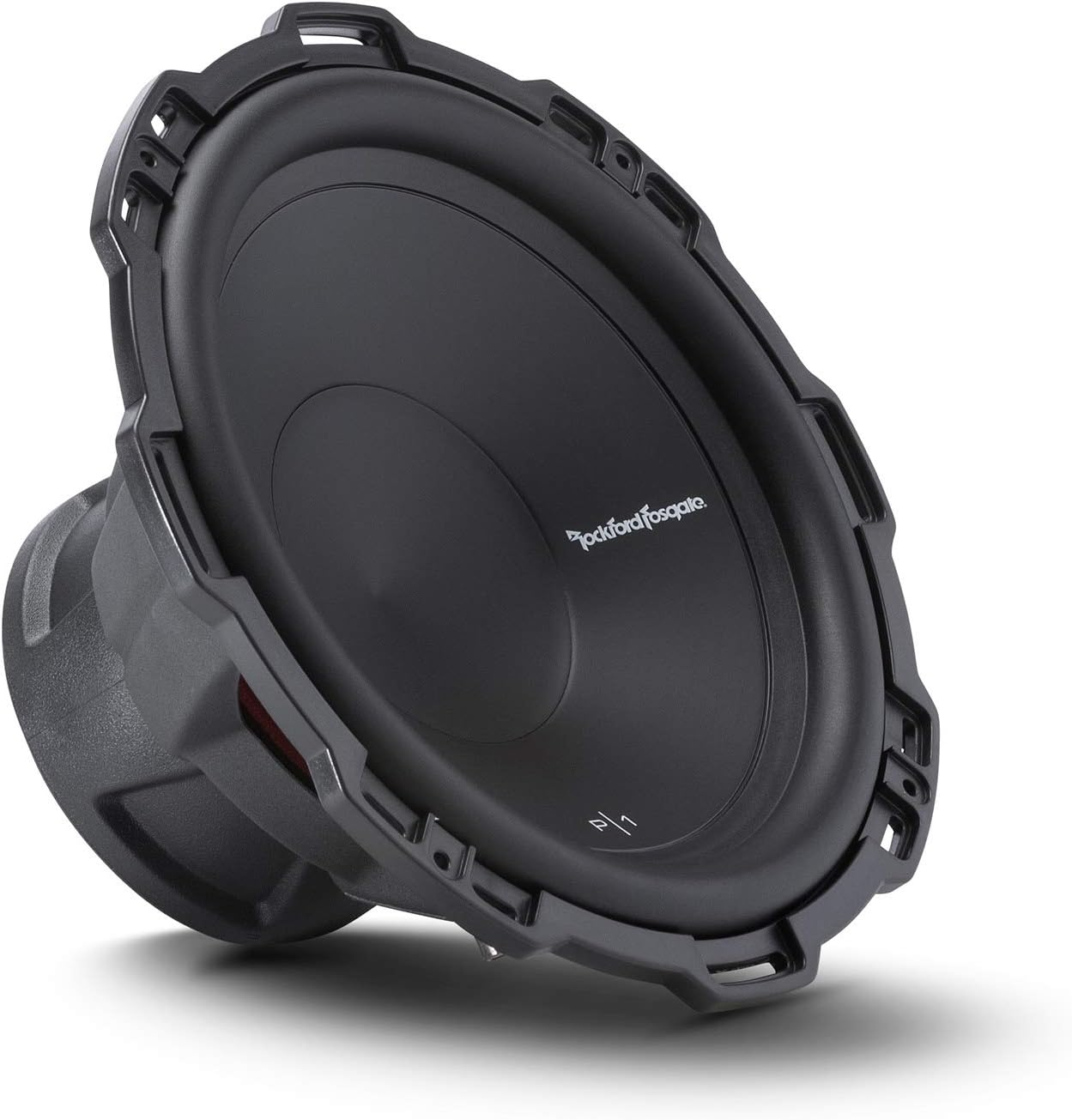 Ein schwarzer Rockford Fosgate Subwoofer. Er hat einen großen Konus und einen Schutzrahmen, der auf weißem Hintergrund abgewinkelt ist.