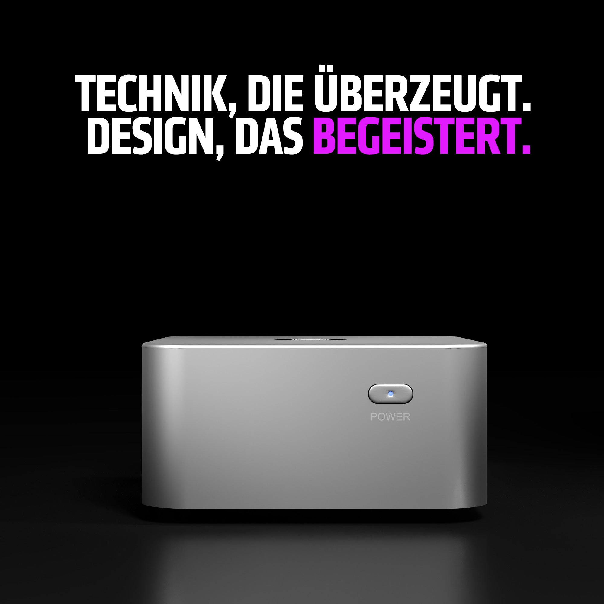 Srebrne pudełko z przyciskiem 'POWER', niebieskim światłem i tekstem. Czarne tło. Tekst: 'Technik, die überzeugt. Design, das begeistert.'