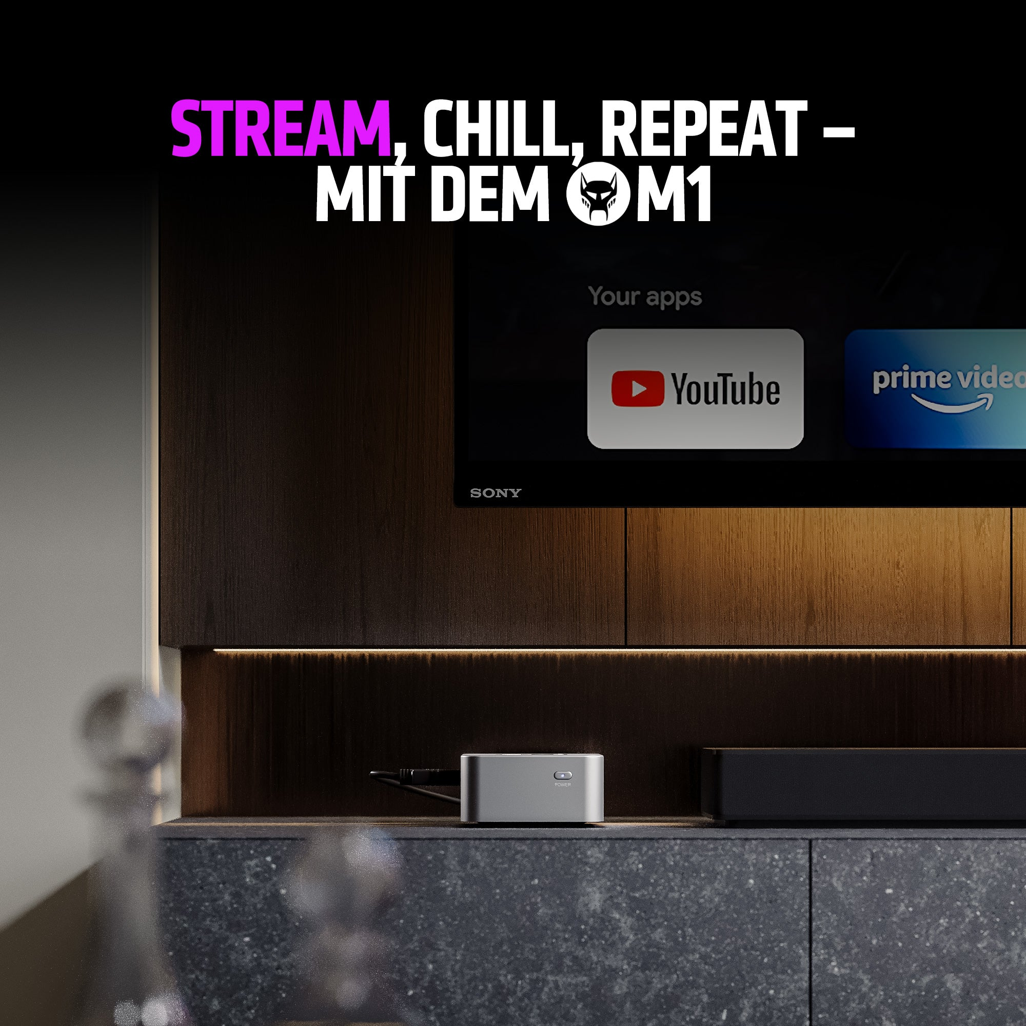 Telewizor wyświetla YouTube i Prime Video. Srebrne urządzenie do streamingu poniżej. Tekst: STREAM, CHILL, REPEAT – M1.