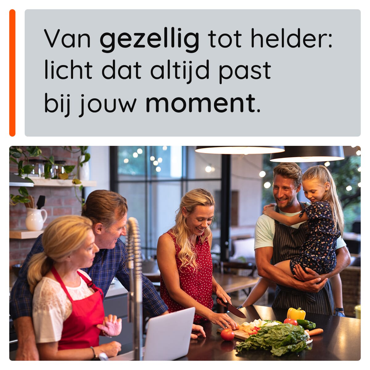 Rodzina gotuje w kuchni. Kobieta kroi warzywa, podczas gdy inni obserwują. Mężczyzna trzyma dziewczynkę.