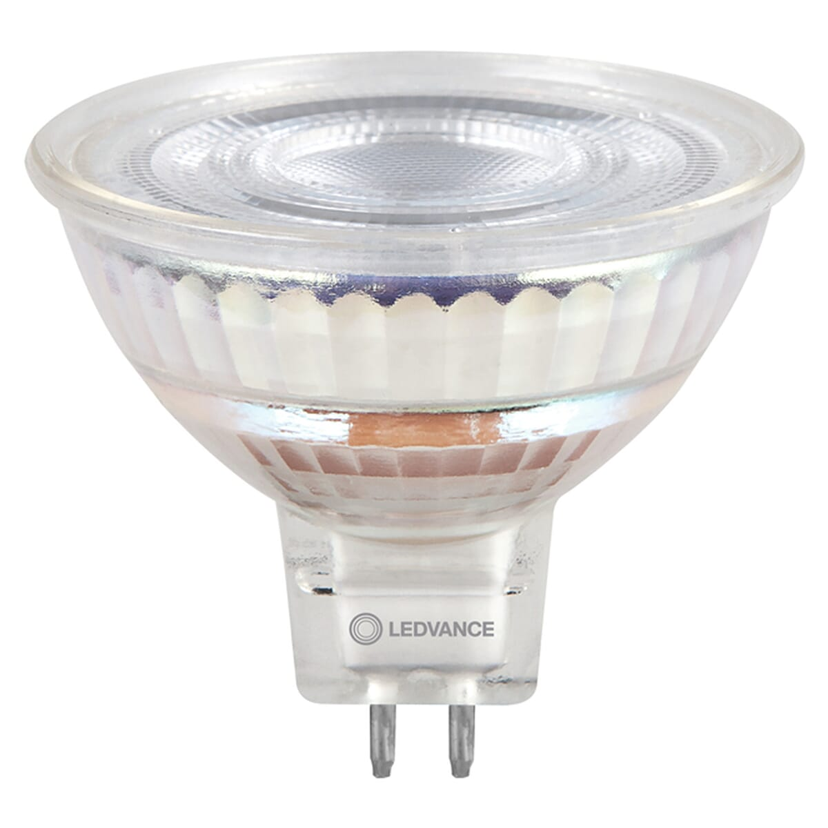 Eine klare LED-Glühbirne. Sie hat eine runde, klare Oberseite und ein mattiertes Innere. Zwei Metallstifte ragen aus der Basis heraus.