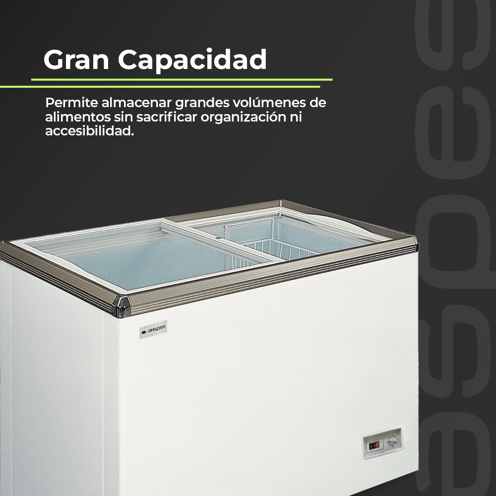 Se muestra un congelador blanco con tapa de cristal. El texto superior dice 'Gran Capacidad'. El fondo es gris oscuro.