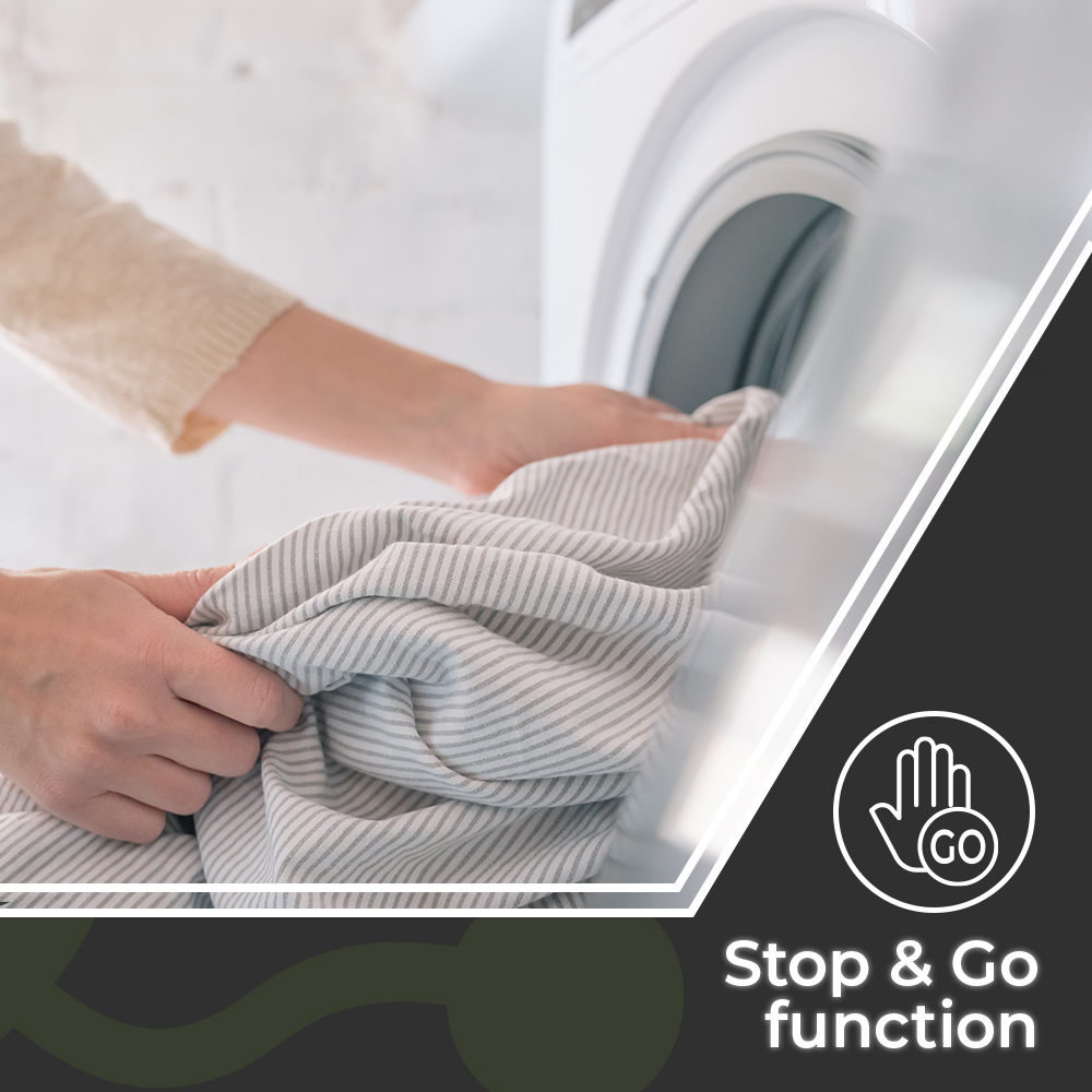 Osoba umieszcza paski materiału w pralce. Obraz podkreśla funkcję Stop & Go z ikoną dłoni.