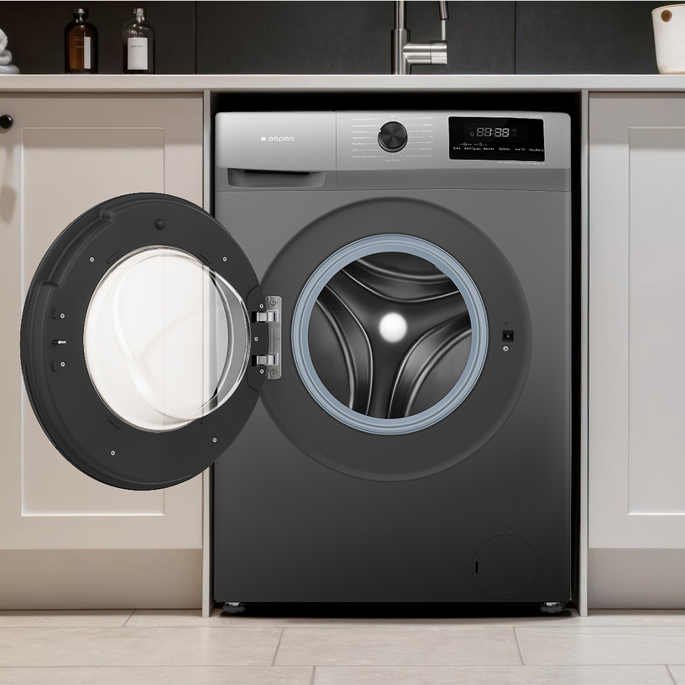 Ciemnoszara pralka z otwartymi drzwiami. Maszyna jest wbudowana między białymi szafkami. Wyświetlacz pokazuje 88:88.
