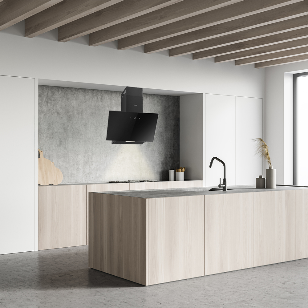 Cocina moderna con campana extractora negra, armarios de madera y una isla con encimera de hormigón. Vigas de madera beige en el techo.