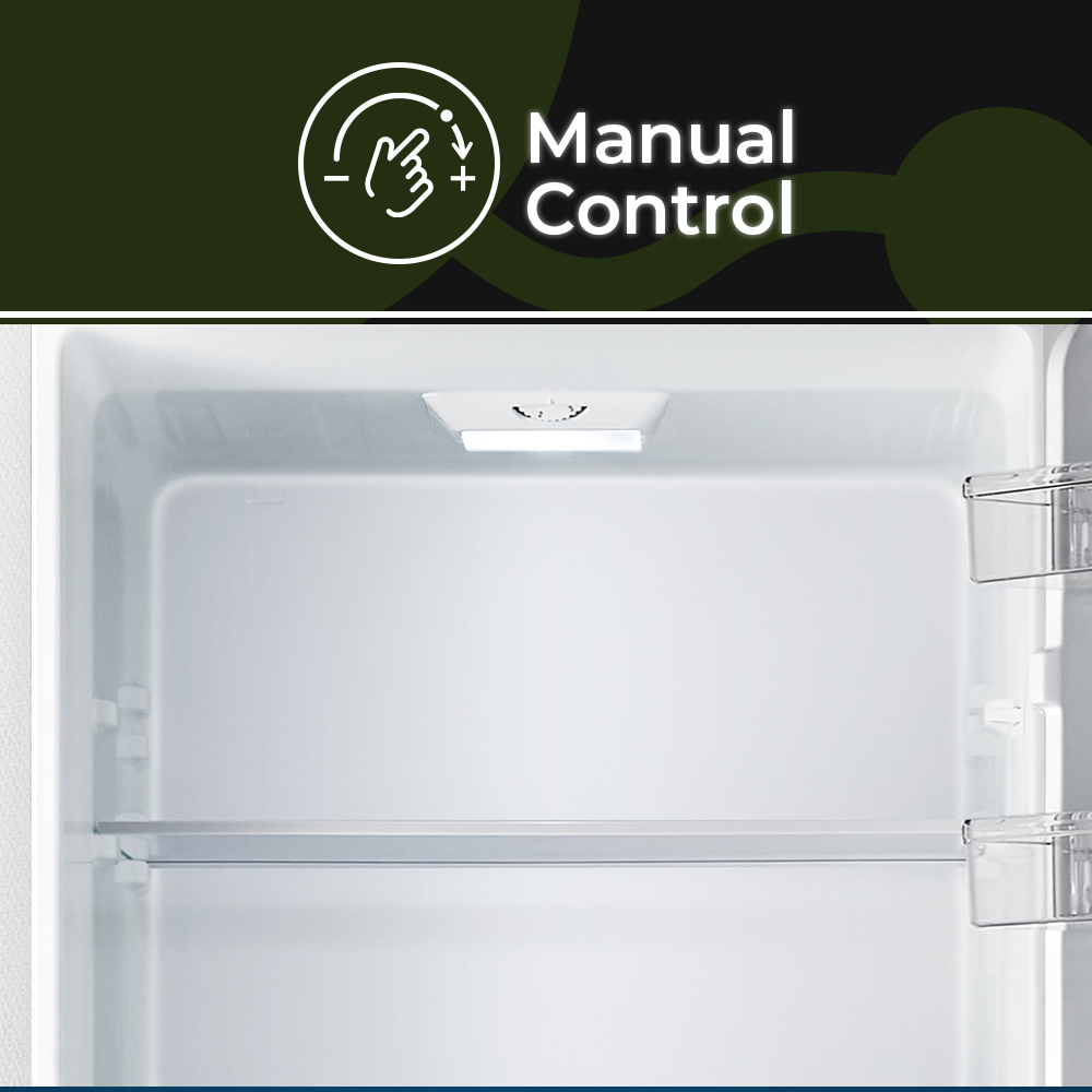 Interior de un refrigerador blanco con una estantería y una luz. Arriba hay un símbolo de control manual.