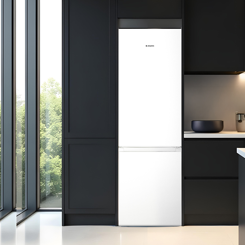 Una cocina moderna con un refrigerador blanco, gabinetes negros y una ventana con vista a vegetación. Un cuenco negro en la encimera.