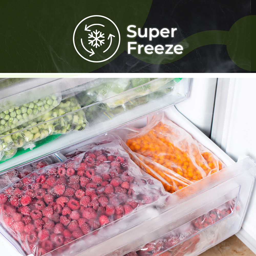 Congelador con bayas, verduras y bayas naranjas congeladas. El congelador tiene un logo 'Super Freeze' arriba.