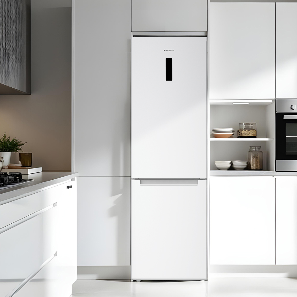 Una cocina blanca moderna con nevera, armarios y horno. También hay estantes con platos y frascos.