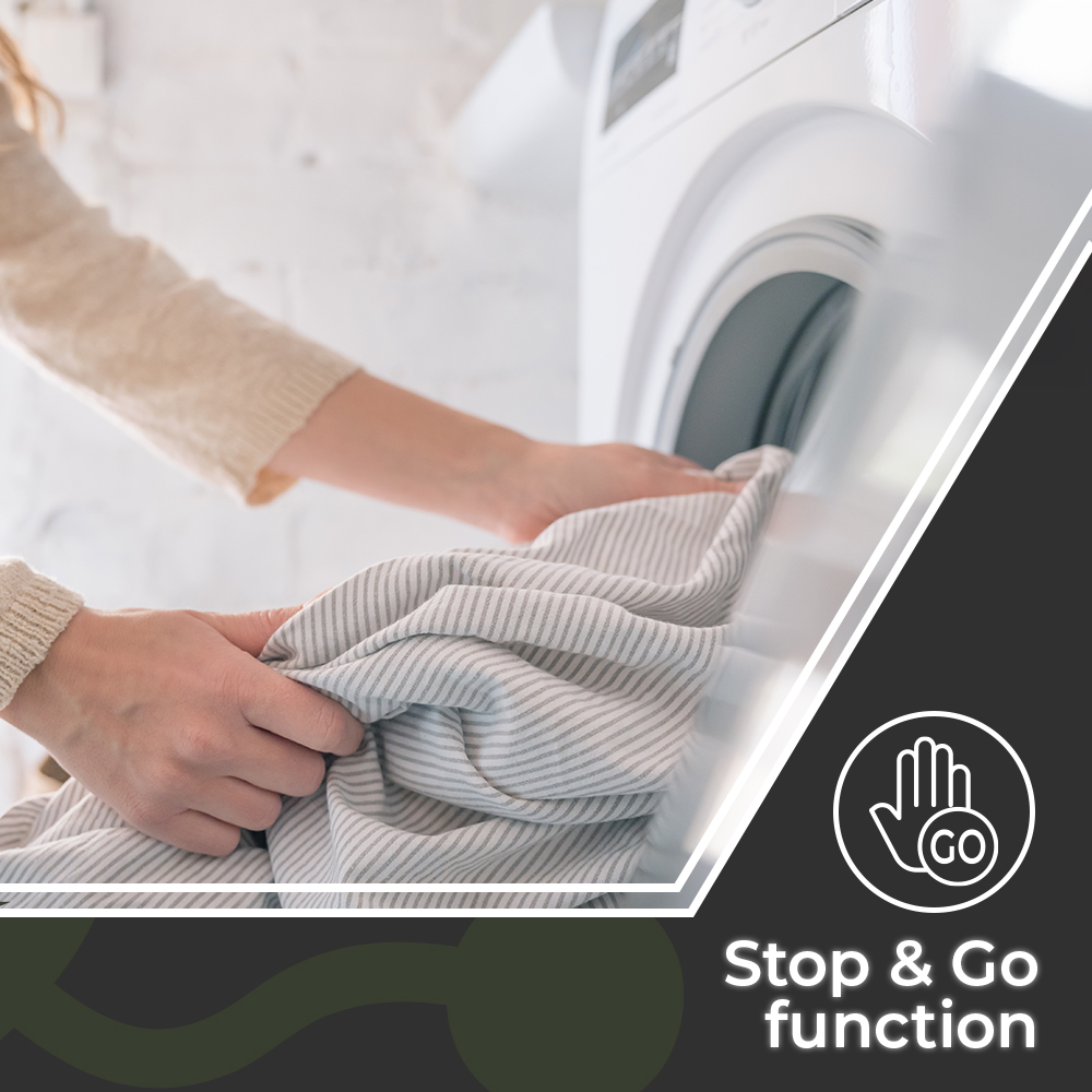 Osoba wkłada paski materiału do pralki. Obraz podkreśla funkcję 'Stop & Go' z ikoną dłoni.