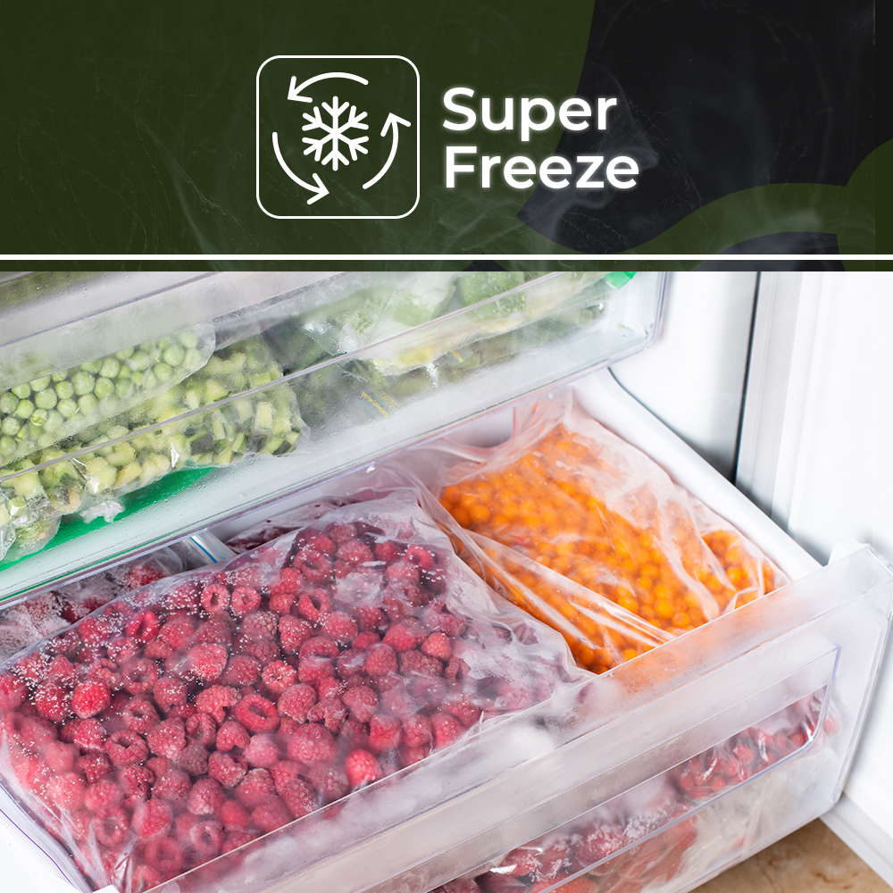 Un cajón congelador lleno de alimentos congelados. Se ven bayas, bayas naranjas y verduras verdes.