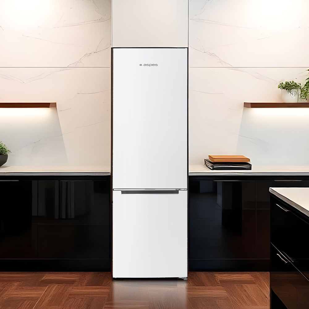 Un refrigerador blanco con la marca 'espes' en una cocina moderna. Gabinetes negros y suelo de madera.