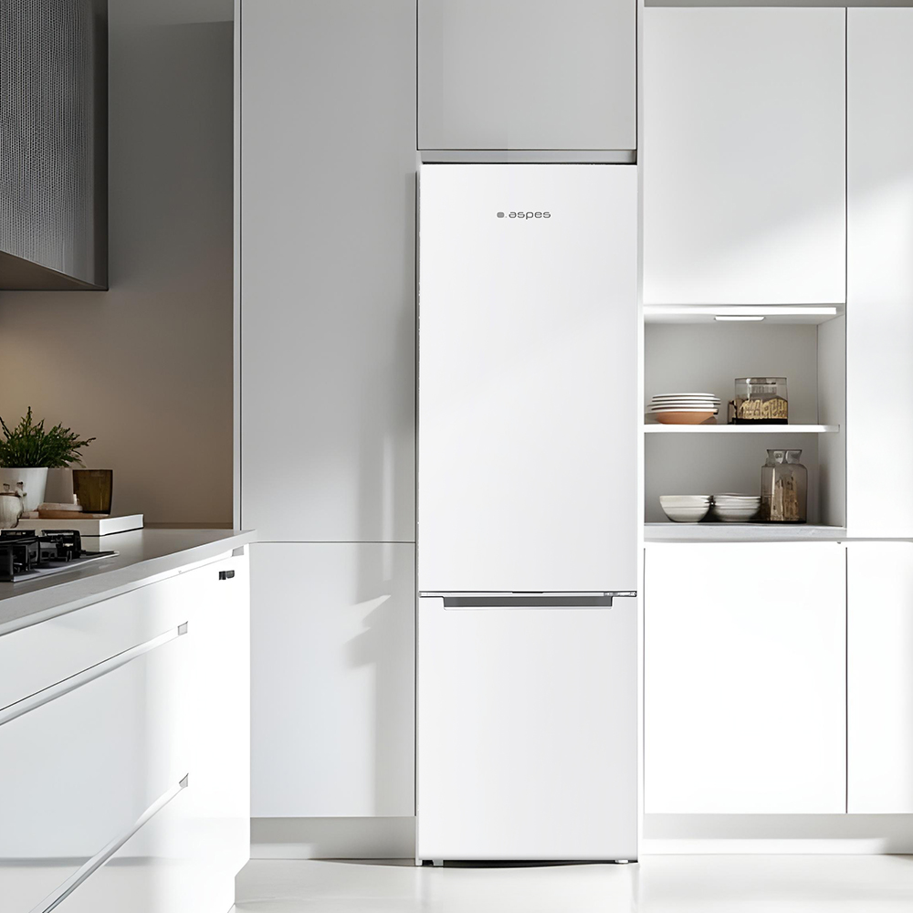 Una cocina moderna con nevera blanca. Estantes muestran cuencos y frascos. Gabinetes y encimeras también son blancos.