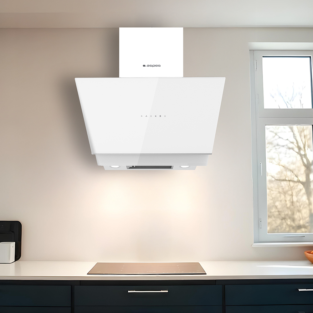Una campana extractora blanca sobre una placa de cocina negra. Se ven una ventana y armarios. La escena es en una cocina moderna con luz natural.