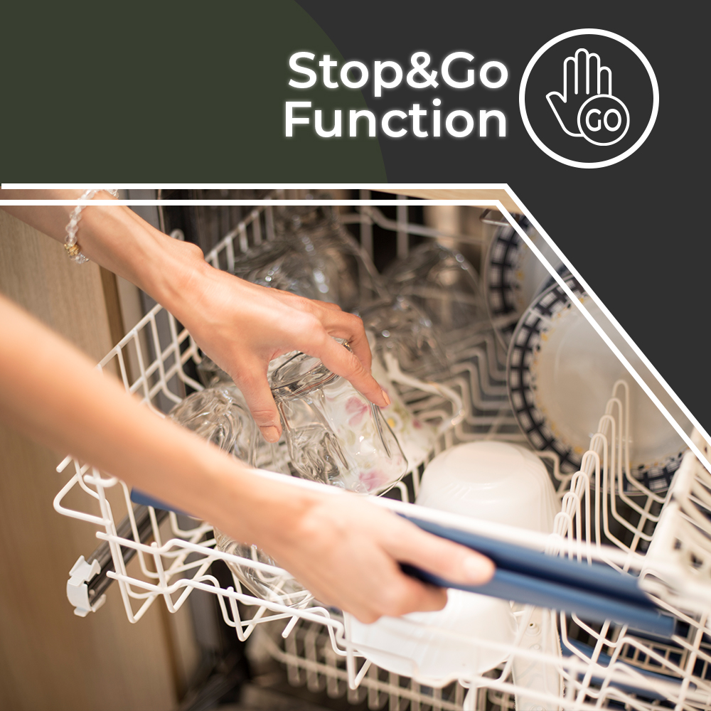 Osoba umieszcza szklankę w zmywarce. Wewnątrz widoczne są talerze, filiżanki i inne naczynia. Zmywarka jest biała.