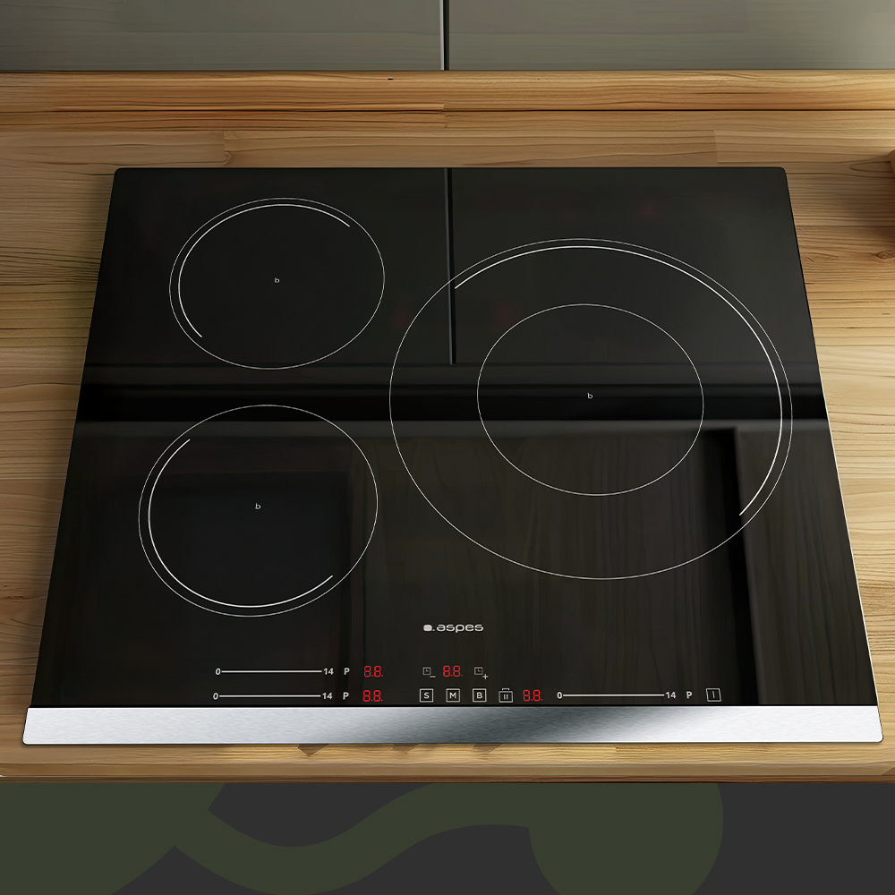 Czarna płyta indukcyjna z czterema strefami gotowania. Ma ramę ze stali nierdzewnej i drewniane tło blatu.