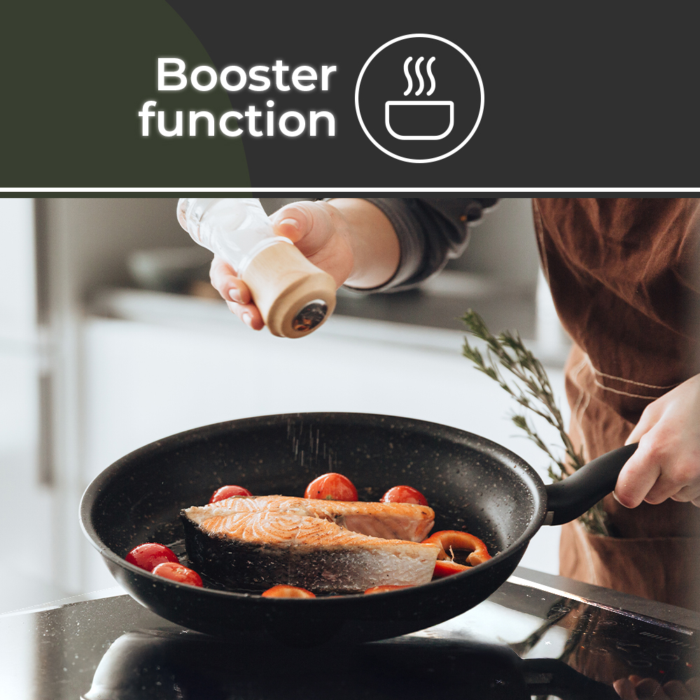 Osoba doprawia filety z łososia solniczką na patelni z pomidorami. Widoczny jest brązowy fartuch.