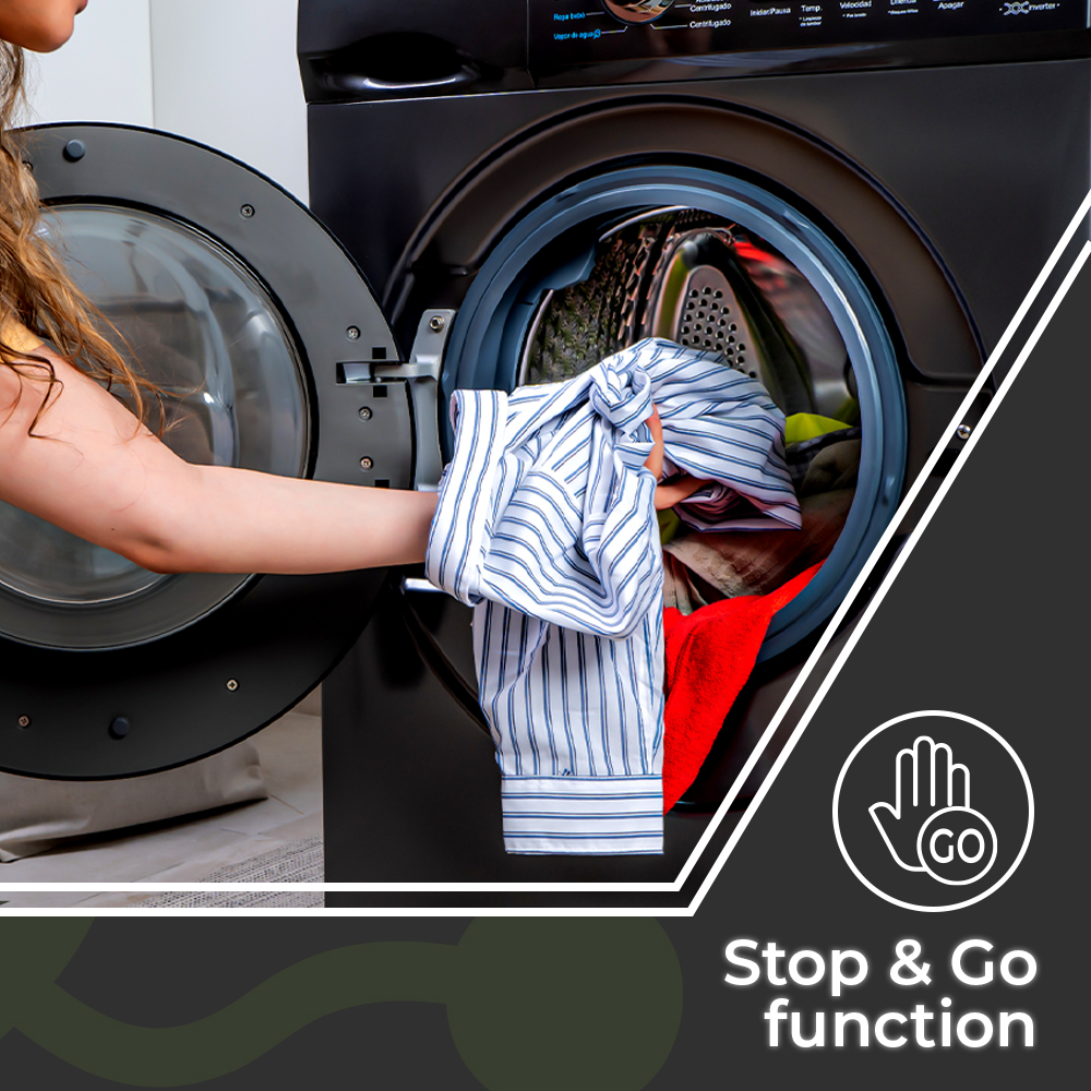 Kobieta wkłada ubrania do czarnej pralki. Wkładana jest koszula w niebiesko-białe paski. Widoczny jest również czerwony ręcznik.