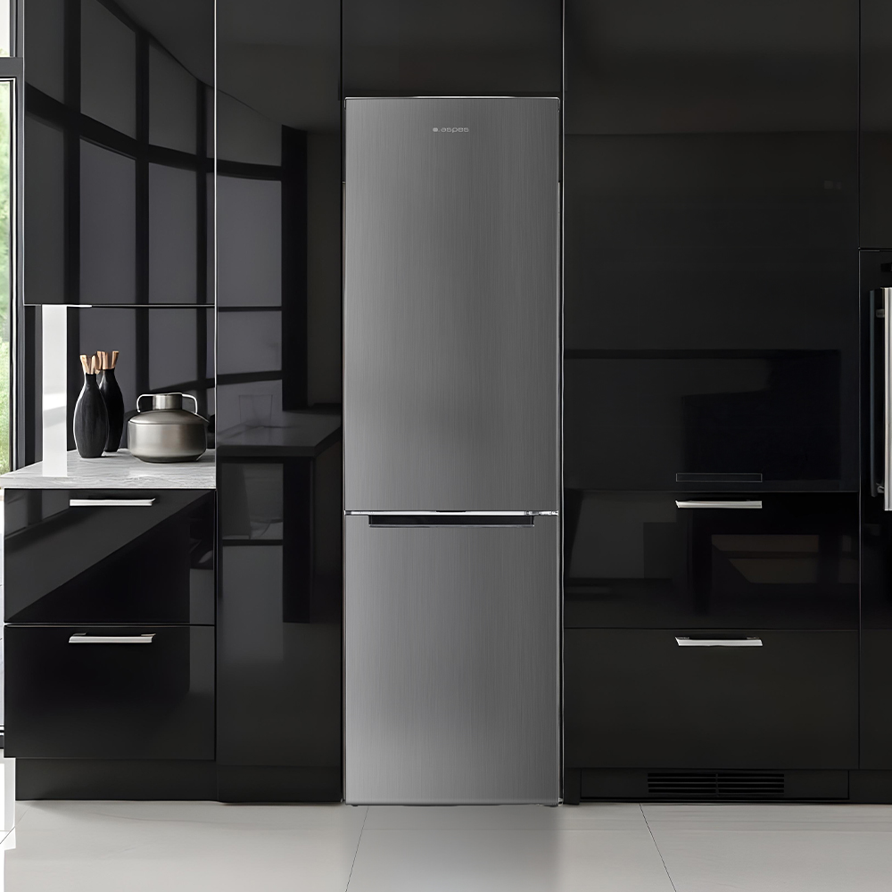 Una cocina moderna con un refrigerador de acero inoxidable centrado entre gabinetes negros. Objetos decorativos sobre una encimera blanca.