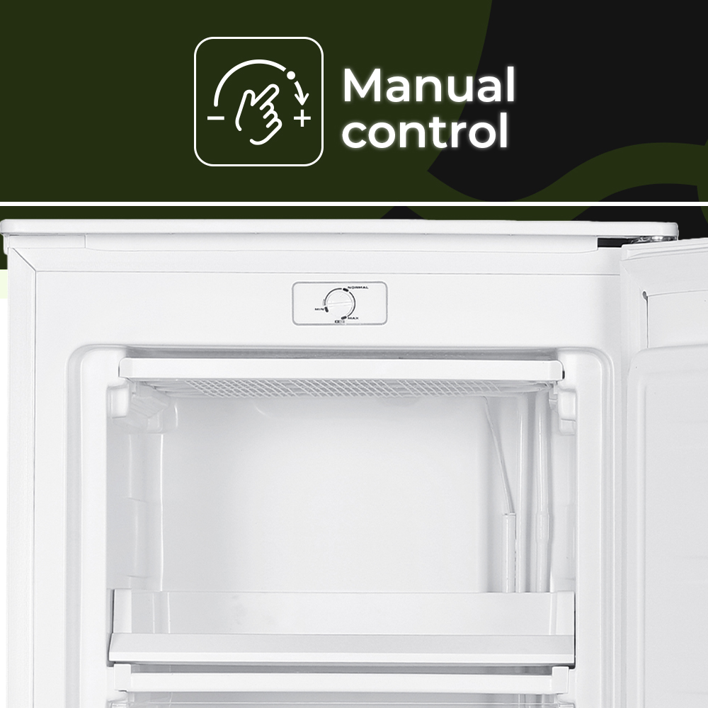 Interior de refrigerador blanco abierto con estantes. El panel de control está encima del compartimento vacío. La puerta está entreabierta.