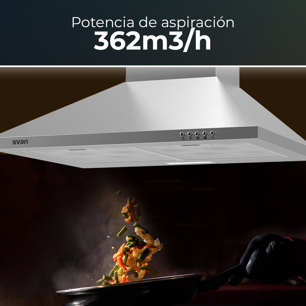 Una campana extractora sobre una sartén con verduras voladoras. Una mano enguantada de negro sujeta el mango de la sartén.