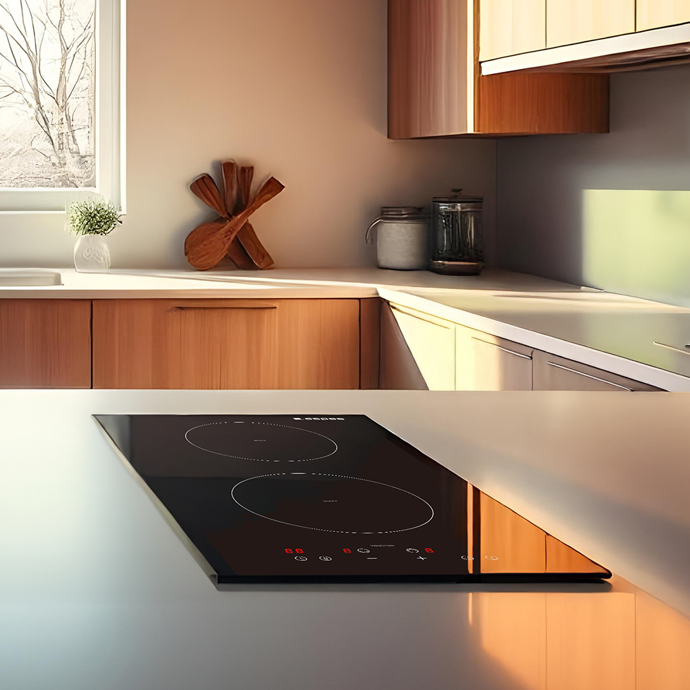 Una cocina moderna con una placa de cocina negra en primer plano. Armarios de madera, una ventana y objetos decorativos en el fondo.