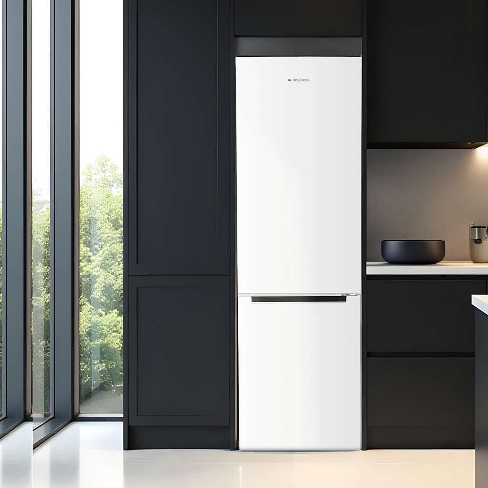 Cocina moderna con nevera blanca. Armarios oscuros y ventana con vistas a vegetación. Un cuenco negro en la encimera.
