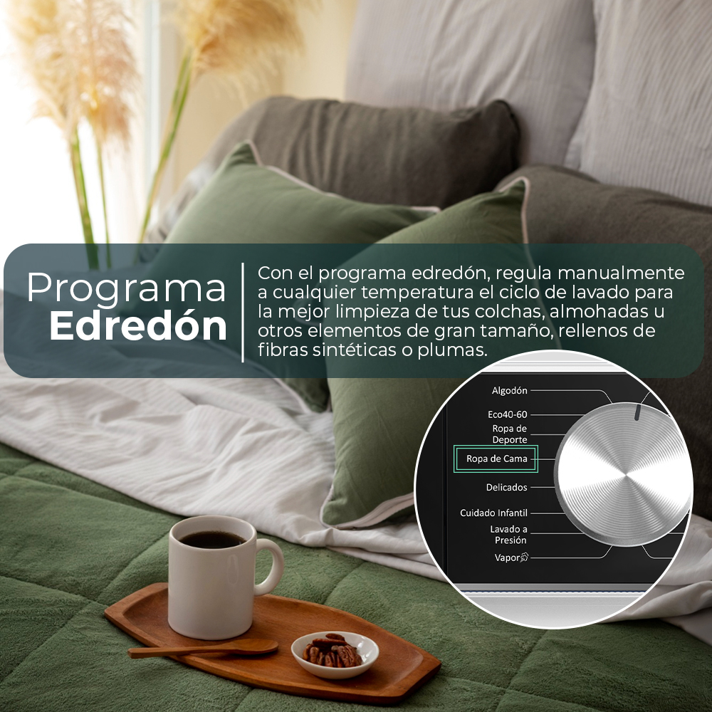 Una cama con manta y almohadas verdes. Una bandeja con taza y snacks. Un dial de lavadora con 'Ropa de Cama' resaltado.