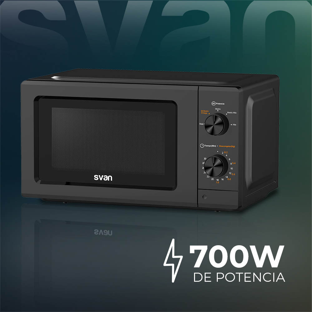 Un horno microondas Svan negro con panel de control y 700W de potencia sobre un fondo degradado verde azulado. La puerta refleja el texto.