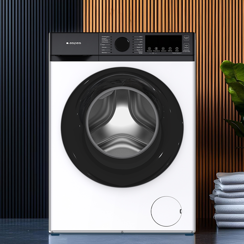 Biała pralka z czarnymi drzwiami i panelem sterowania. Drewniane panele i roślina w tle.