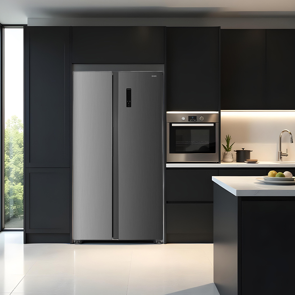 Cocina moderna con gabinetes negros, electrodomésticos de acero inoxidable y encimera blanca. Una ventana grande proporciona luz natural.