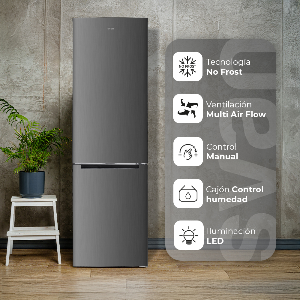 Un refrigerador gris se alza contra una pared de hormigón. Una planta está en un taburete blanco. Iconos de información a la derecha.