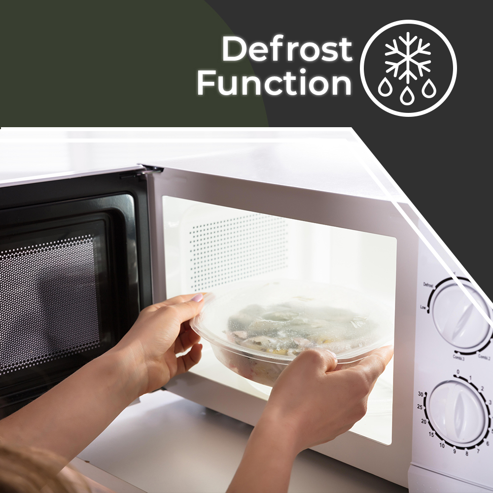 Osoba umieszcza pojemnik z jedzeniem w kuchence mikrofalowej. Kuchenka mikrofalowa jest biała, widoczny jest napis "Defrost Function".