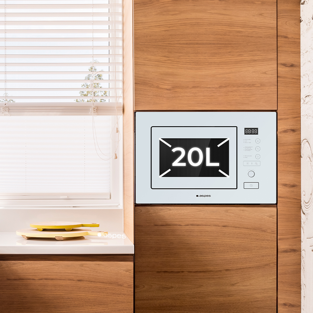 Biała kuchenka mikrofalowa z czarnym wyświetlaczem pokazującym 20L. Jest wbudowana w drewniane szafki. Po lewej stronie znajduje się okno z żaluzjami.