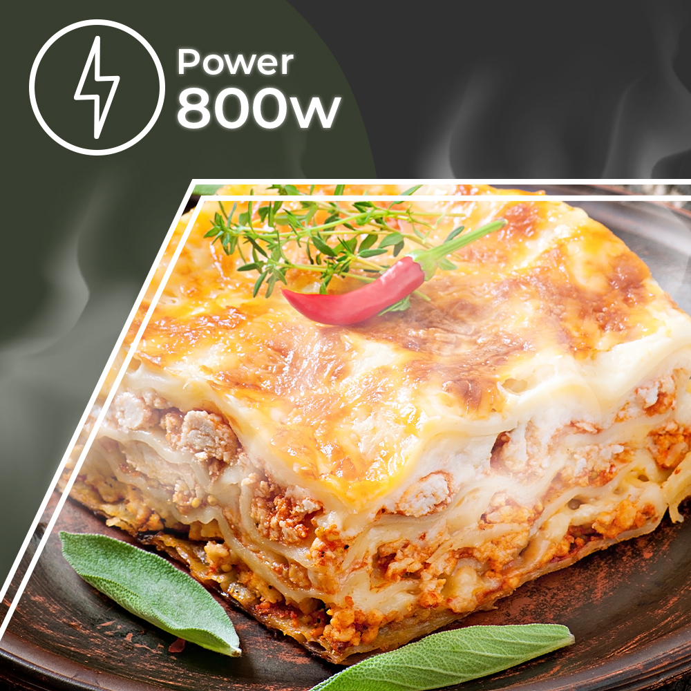 Lasagna na talerzu, posypana czerwoną papryczką chili i ziołami. Symbol mocy i tekst 800w w lewym górnym rogu.