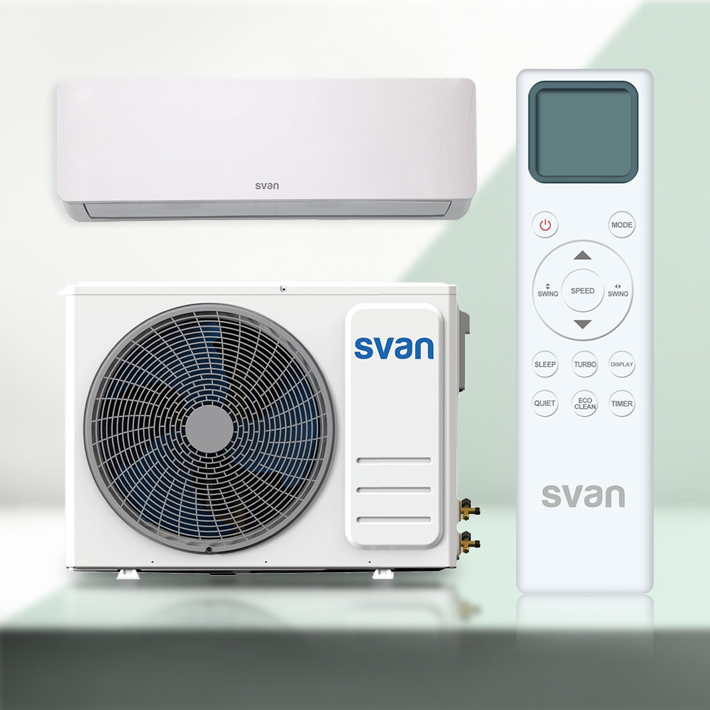 Un juego de aire acondicionado Svan blanco, con unidad interior, unidad exterior y control remoto. Todo es blanco.