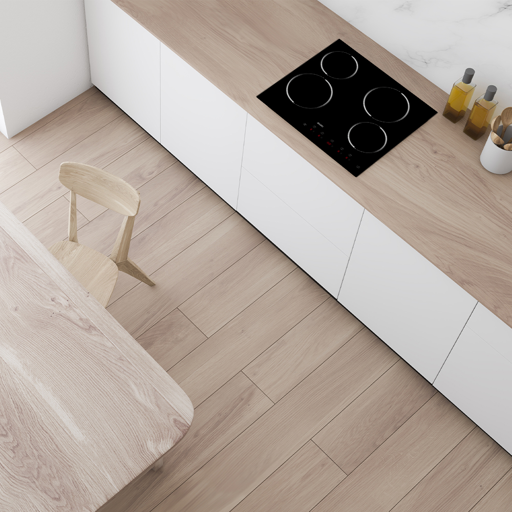 Cocina moderna con gabinetes de madera clara, pisos y una encimera negra. Una silla y mesa de madera en primer plano.