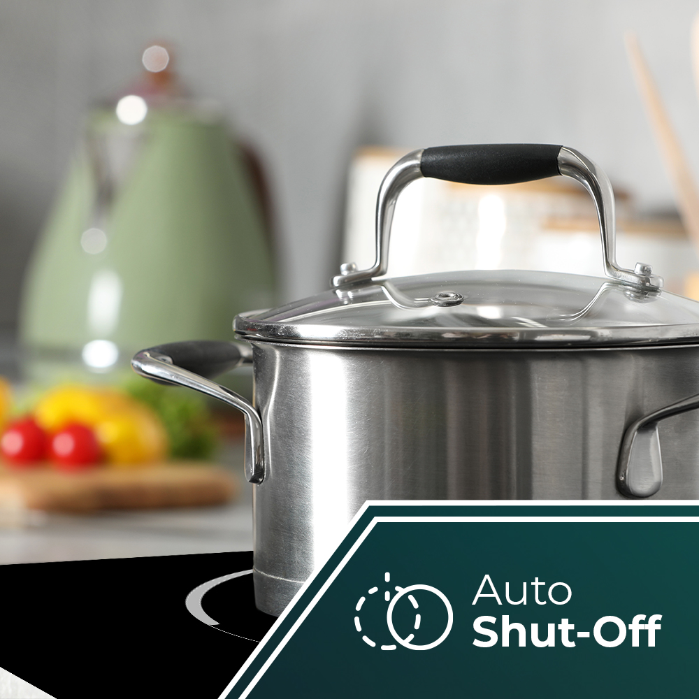 Una olla de acero inoxidable con tapa en una estufa negra. Una tetera verde y verduras en el fondo borroso. Texto de apagado automático.
