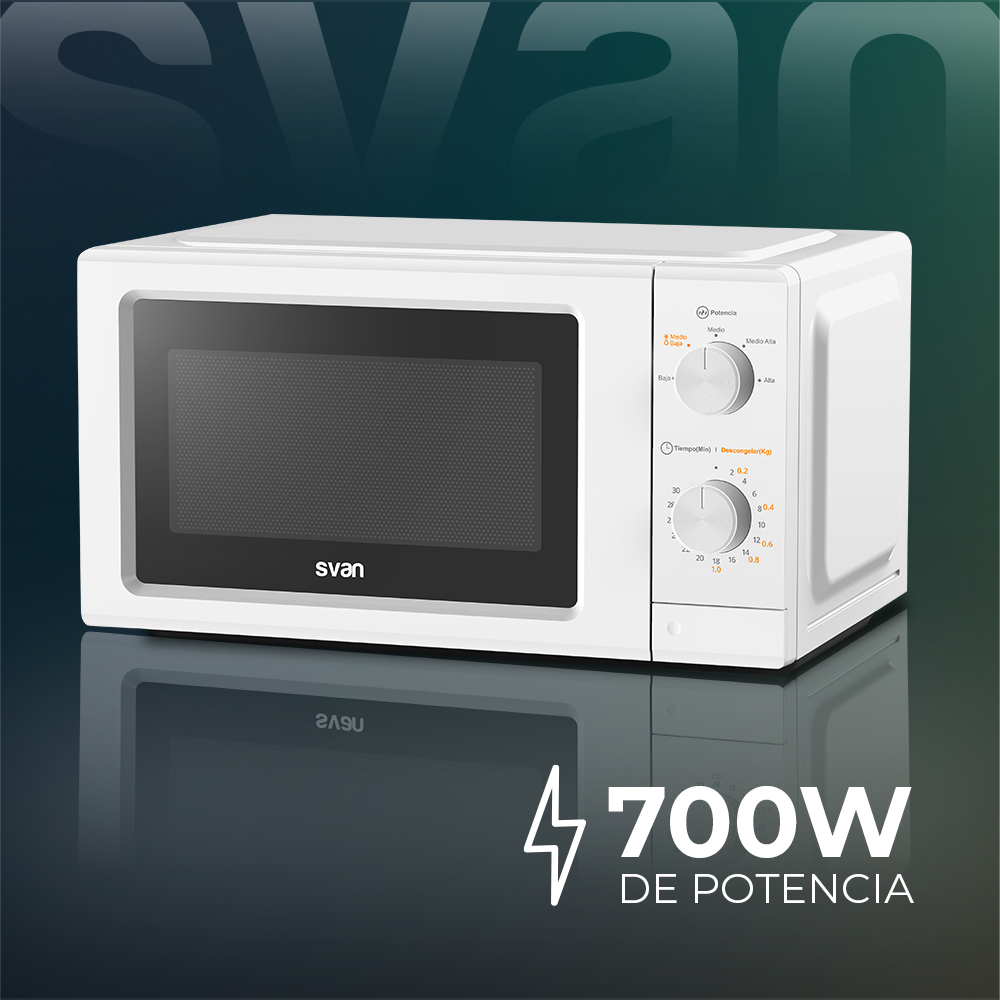Biała kuchenka mikrofalowa z czarnymi drzwiami. Tekst na kuchence to 'svan' i '700W DE POTENCIA'.