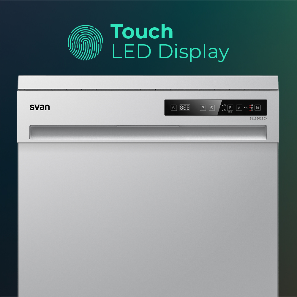 Un lavavajillas blanco con pantalla táctil LED. La pantalla muestra símbolos y números. Se ve la marca 'svan'.