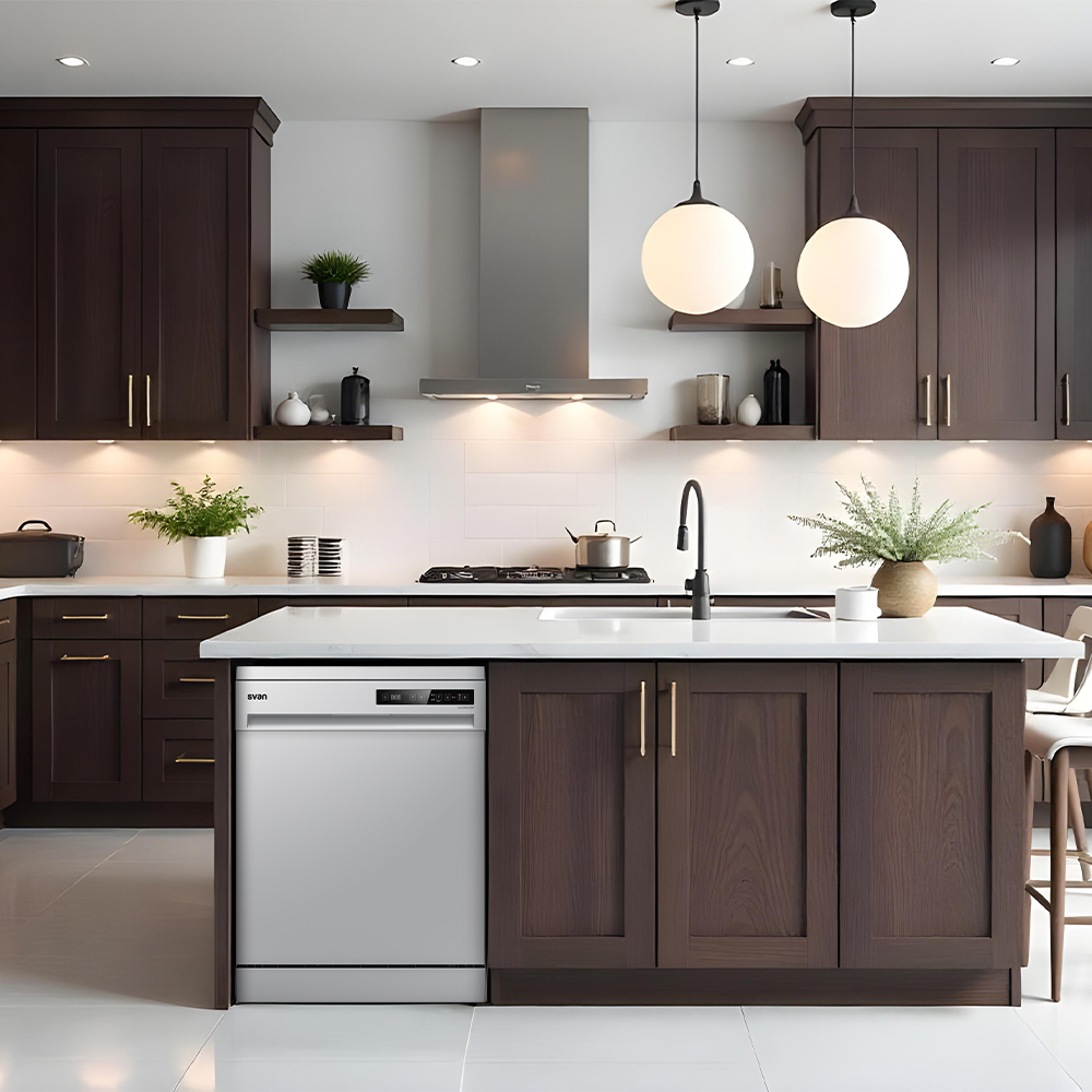 Cocina moderna con gabinetes de madera oscura, isla blanca con lavavajillas y lámparas colgantes. Hay plantas y electrodomésticos de acero inoxidable.