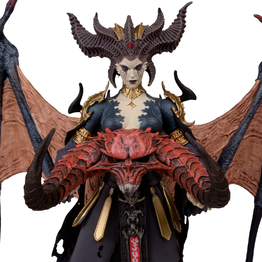Una figura demoniaca con grandi ali e corna tiene in mano un oggetto rosso a forma di teschio, indossando un abito scuro con accenti dorati.