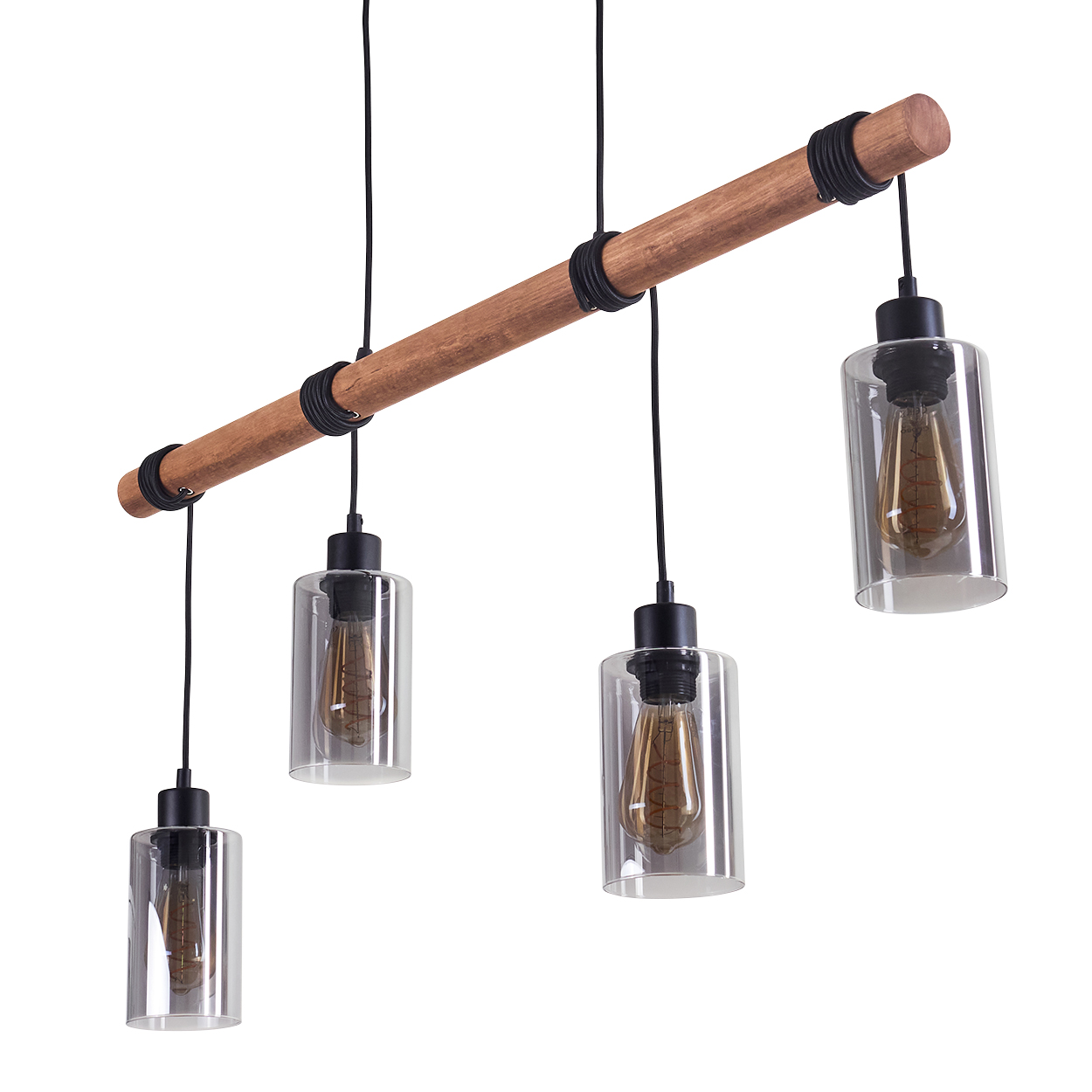 Vierflammige Pendelleuchte mit Holzbalken. Jede Leuchte hat einen Glasschirm und eine sichtbare Edison-Glühbirne. Schwarze Kabel und Akzente.