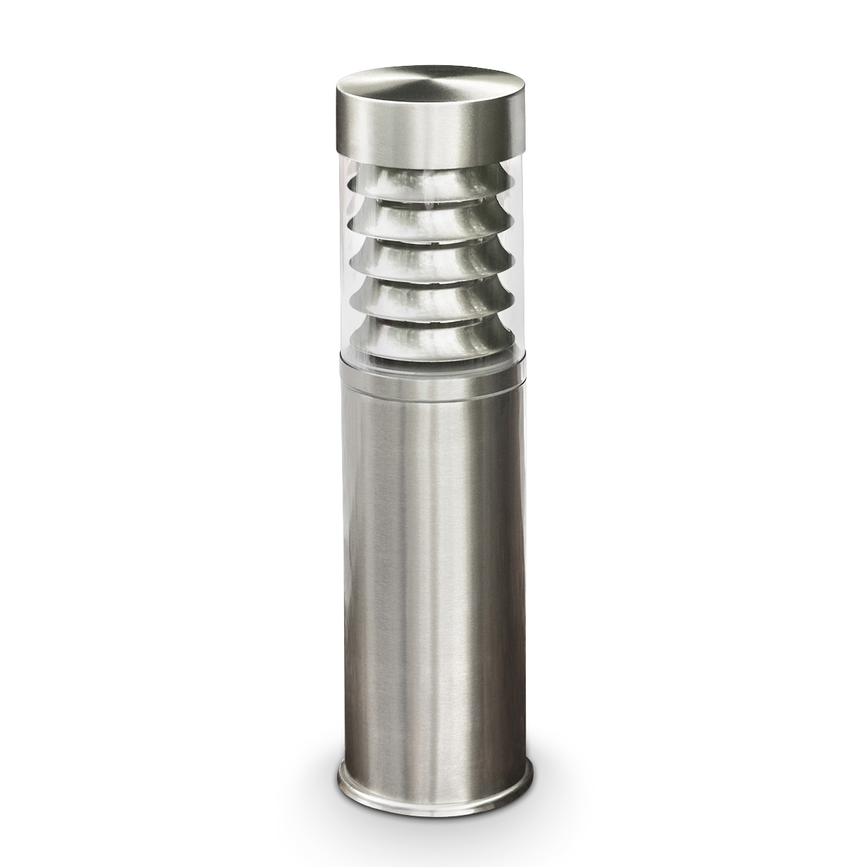Eine metallische, zylindrische Außenlampe. Sie hat einen geriffelten Glasteil in der Mitte und einen festen Sockel und eine feste Oberseite. Der Hintergrund ist weiß.