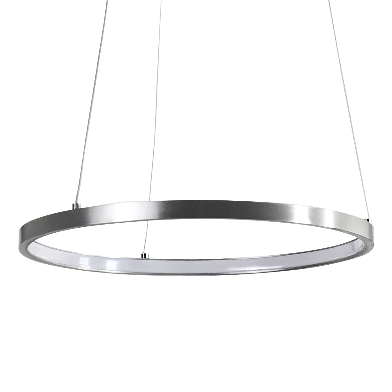 Eine moderne, metallische, kreisförmige Leuchte hängt von der Decke. Sie hat einen hellen Innenring und einen äußeren Ring aus gebürstetem Metall.