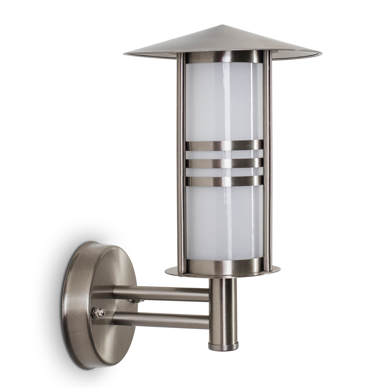 Eine moderne Außenwandleuchte mit Metalloberfläche. Sie hat ein zylindrisches Licht und eine konische Oberseite. An einer weißen Wand montiert.