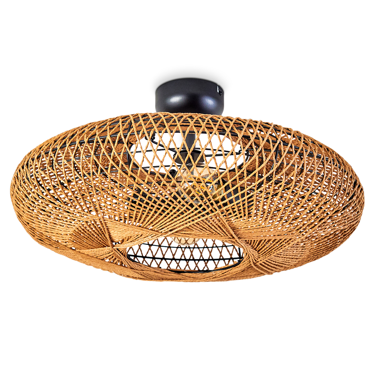 Eine gewebte Pendelleuchte aus Rattan mit schwarzem Sockel ist vor weißem Hintergrund zu sehen. Das Licht hat eine ovale Form.